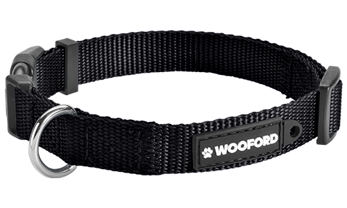 Collar ajustable negro para perros, con anilla metálica en D plateada, cómodo y duradero, hecho de nylon ligero.