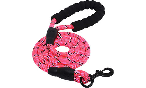 Correa reflectante rosa para perros, 1.5cm grosor, 1.5m largo, cuerda resistente y asa acolchada para comodidad y seguridad.