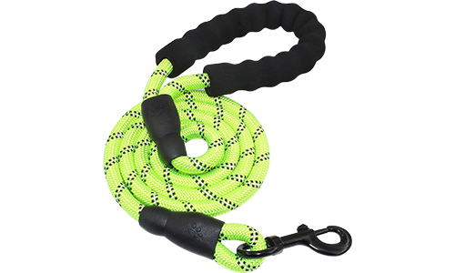 Correa reflectante verde para perros, 1.5cm grosor, 1.5m largo, cuerda resistente y asa acolchada para comodidad y seguridad.