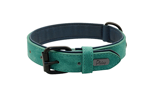 Collar verde de terciopelo de lujo, 35-37cm de largo y 1.7cm de ancho, con hebilla negra y anilla en D para sujeción.