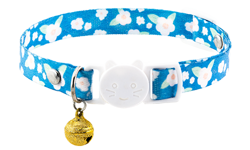 Collar para gato con diseño floral azul, ajustable y ligero para comodidad, con hebilla blanca y campanita dorada.