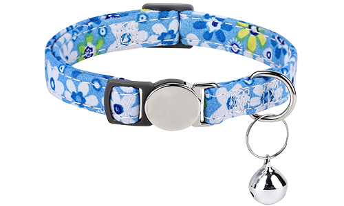 Collar para gato azul con patrón floral y hebilla metálica, ajustable y ligero para comodidad, con campanita plateada.