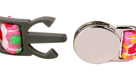 Collar antirrotura con hebilla metálica Collar para gato rojo con patrón a cuadros y hebilla metálica, de 1cm de ancho con hebilla de seguridad y campanita plateada.