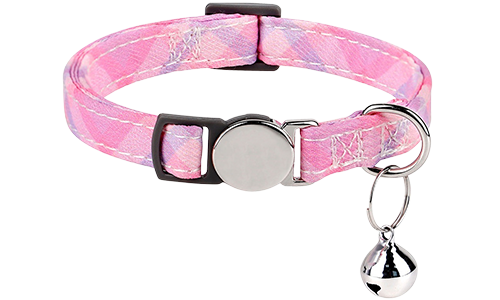 Collar para gato rosa con patrón a cuadros y hebilla metálica, ajustable y ligero para comodidad, con campanita plateada.