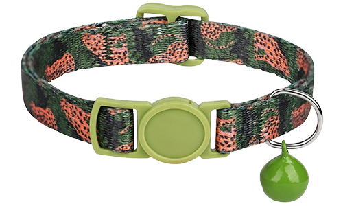 Collar para gato con patrón camuflaje en verde y naranja, ajustable y ligero, con hebilla verde y campanita.