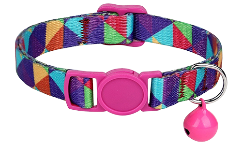 Collar para gato con patrón geométrico colorido, ajustable y ligero, con hebilla y campanita rosa a juego.
