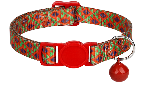 Collar para gato rojo con patrón geométrico vibrante, ajustable y ligero, con hebilla y campanita roja a juego.
