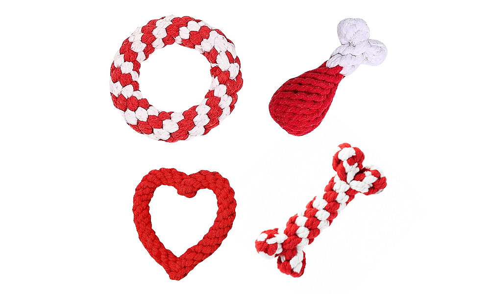 Set de cuatro juguetes de cuerda para perros. Juego de cuatro juguetes de cuerda para perros en rojo y blanco, incluye anillo, baqueta, corazón y hueso, para jugar.