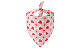 Pañuelo para perro con corazones estampados Bandana para perros con corazón impreso, diseño de cuadros rosa y blanco con corazones rojos, perfecta para San Valentín.