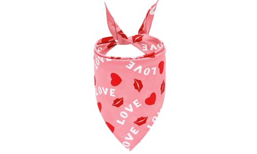 Bandana rosa para perros con texto 'LOVE', corazones rojos y besos, perfecta para San Valentín, lavable a mano y a máquina.
