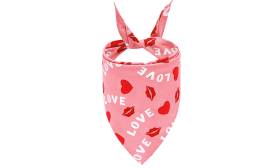 Bandana rosa para perros con texto 'LOVE', corazones rojos y besos, perfecta para San Valentín, lavable a mano y a máquina.