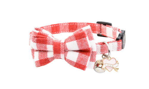 Collar de gato con lazo rojo y blanco a cuadros, campana y charm 'love', tejido suave y ajustable para comodidad.