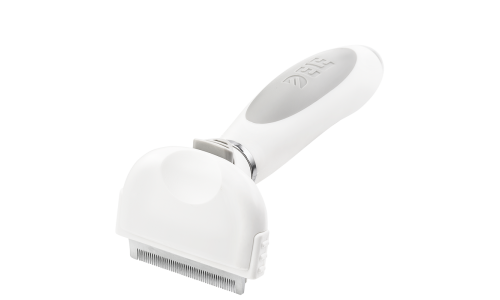 Cepillo deshedding blanco pequeño para perros con dientes metálicos finos y mango ergonómico, para eliminar pelo suelto.